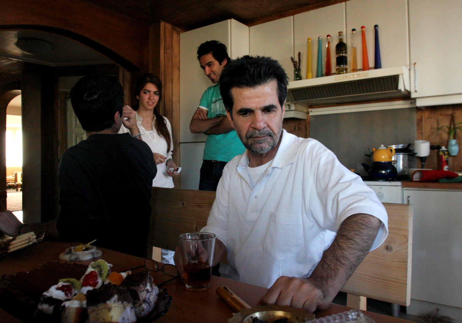 Den iranske filmregissören Jafar Panahi på ett äldre foto som visar när han frisläpptes efter att 2010 hållits fängslad t två månader. Arkivbild.
