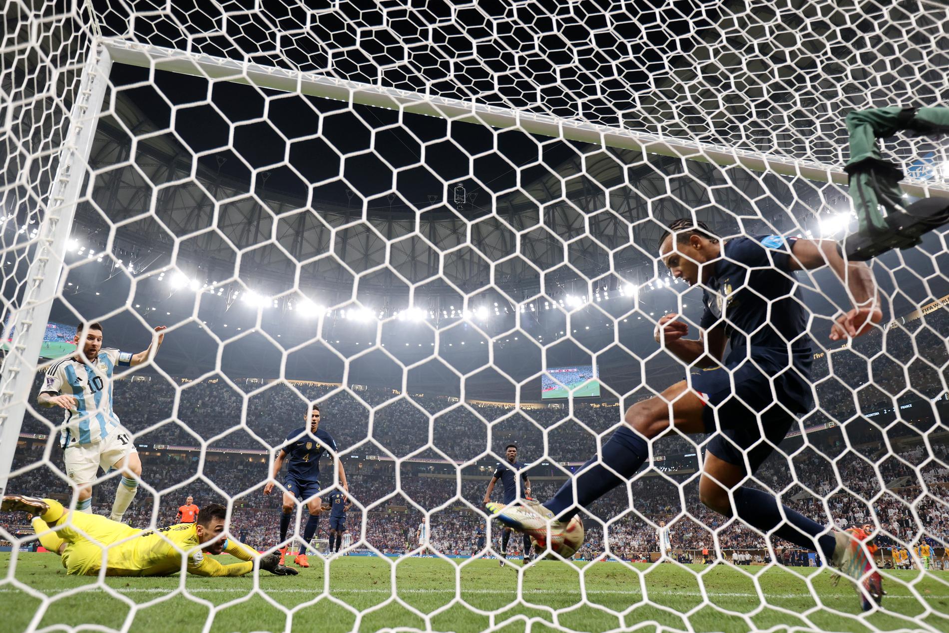Nere i högra hörnet av bilden syns spelare från Argentinas bänk inne på planen före bollen sparkas i mål.