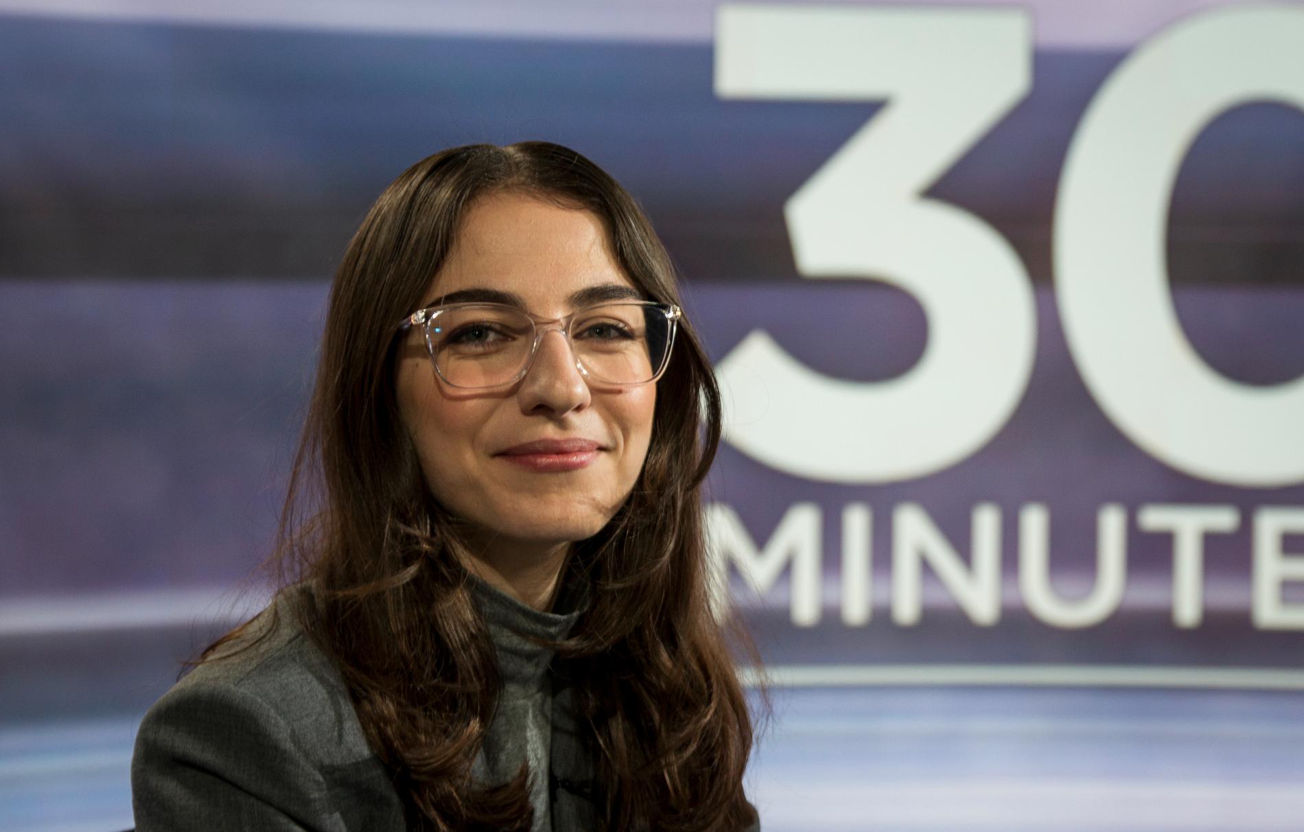 Miljöminister Romina Pourmokhtari (L) intervjuas i SVT:s ”30 minuter”. 
