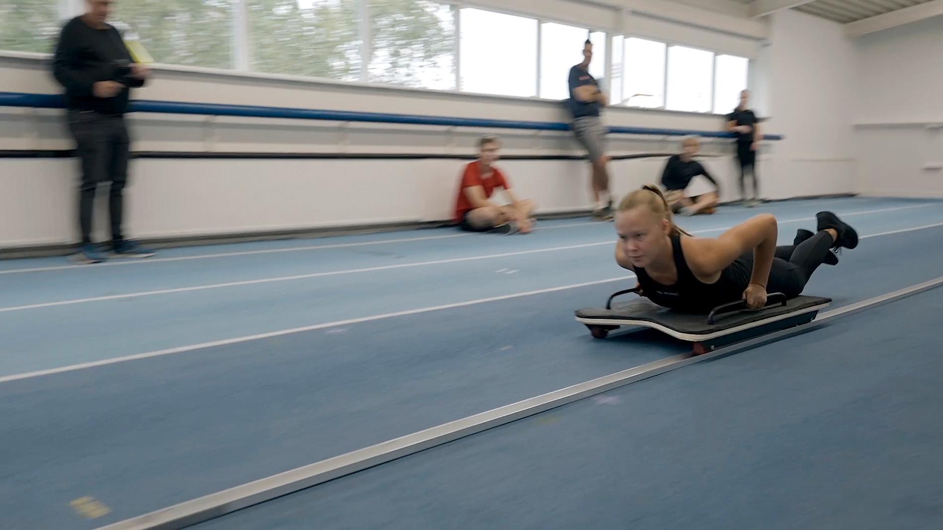 Nominerad i ”TV-Sport”. 17-åriga Mira Österlund har aldrig tidigare legat på en skeleton-kälke. Nu puttas hon ut med huvudet före i banan där hastigheterna når över 100 kilometer i timmen. 