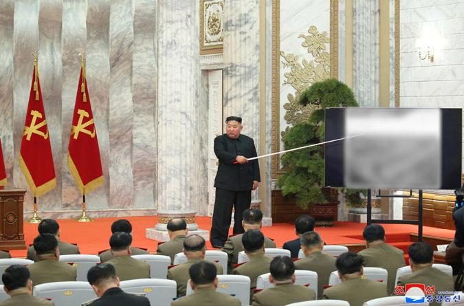 Nordkoreas diktator ledde ett militärmöte. Han pekade på en skärm som är maskad. 