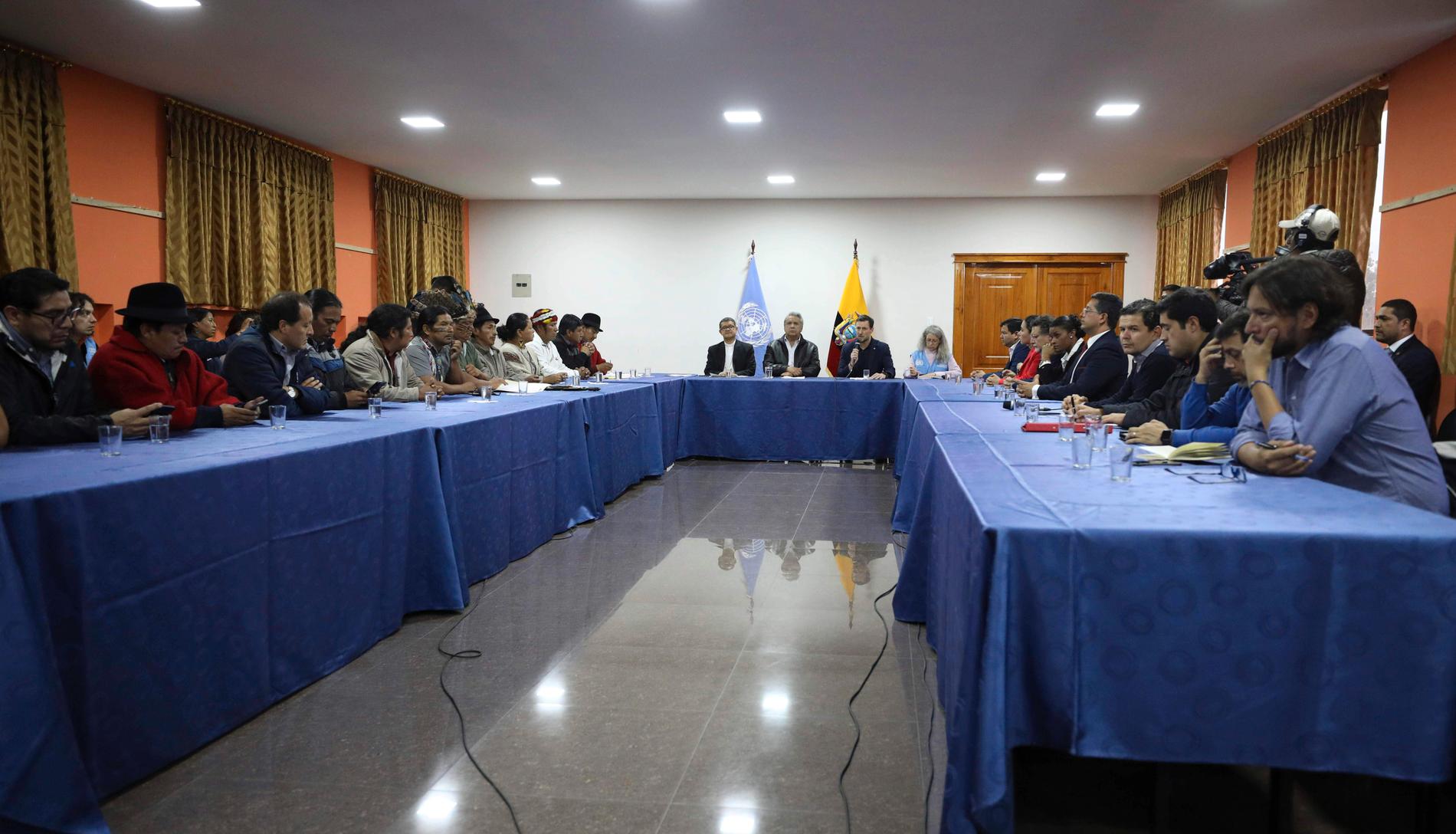 Ursprungsbefolkningsledare och regeringsföreträdare i samtal i Quito, med president Lenín Moreno i mitten.