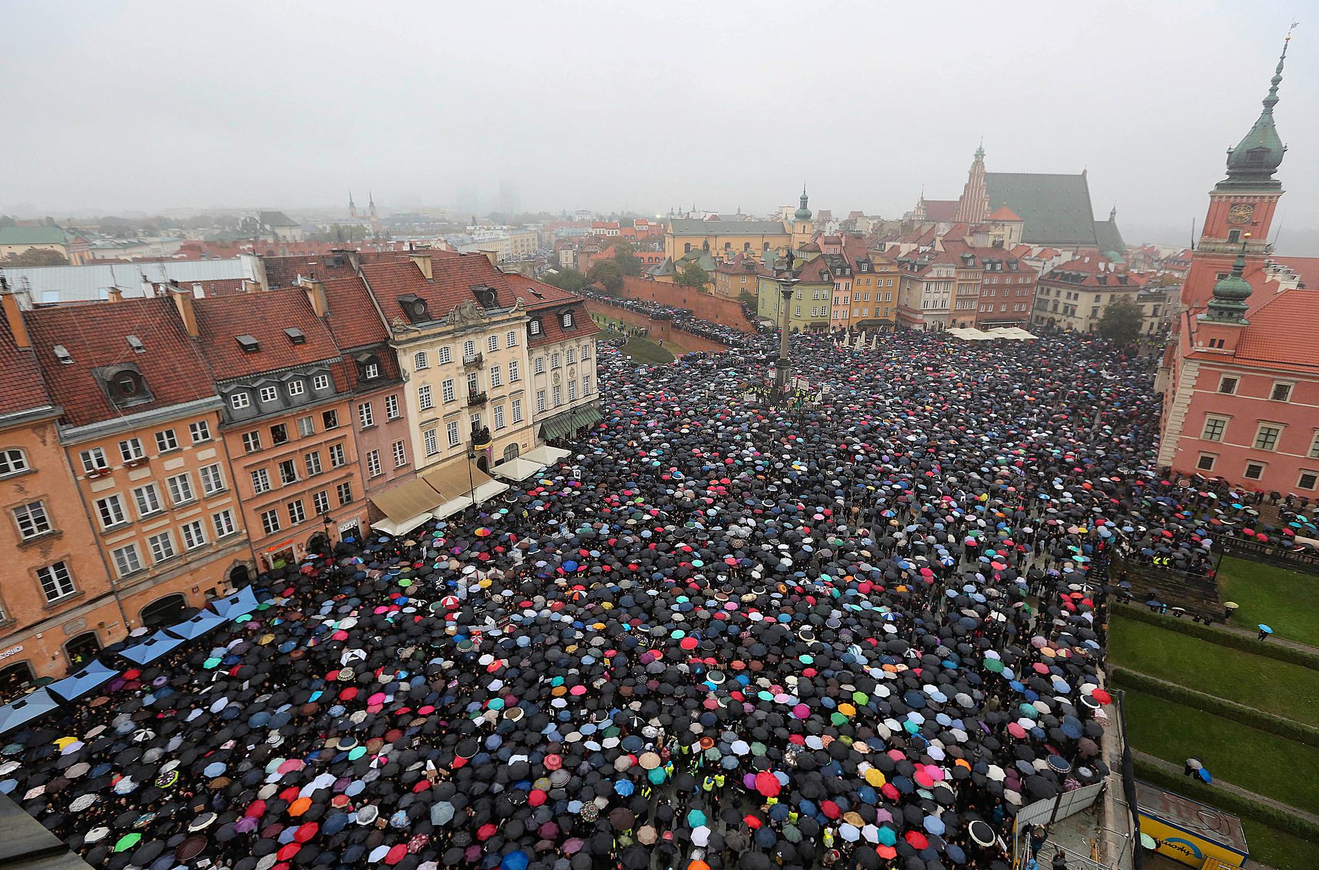 Tusentals polacker deltog i protesterna 2016. De många svarta paraplyerna bidrog till att demonstrationen i dag omnämns som "de svarta protesterna". Arkivbild.