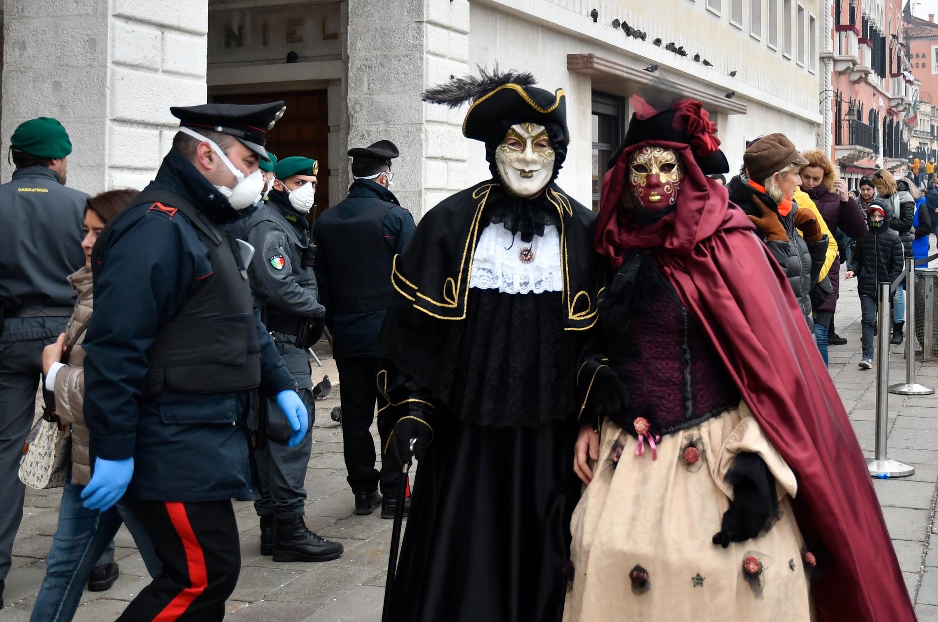 Poliser och två deltagare vid festivalen i Venedig, som under söndagen stängdes ned.