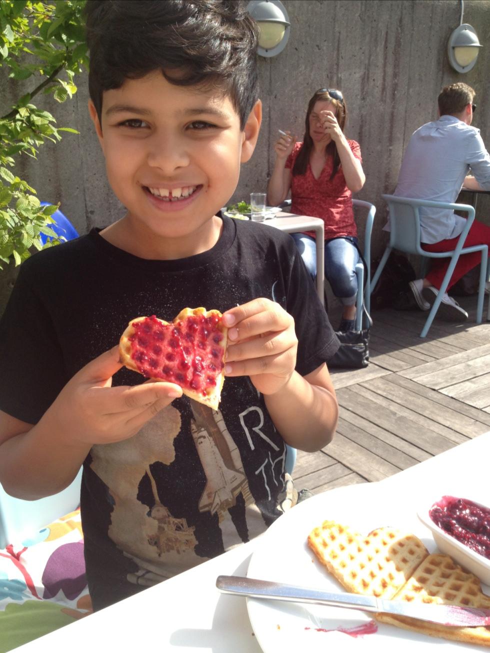 Sommar 2013 i mitt hjärta. Damil, 8, på kafét på Kulturhusets tak.