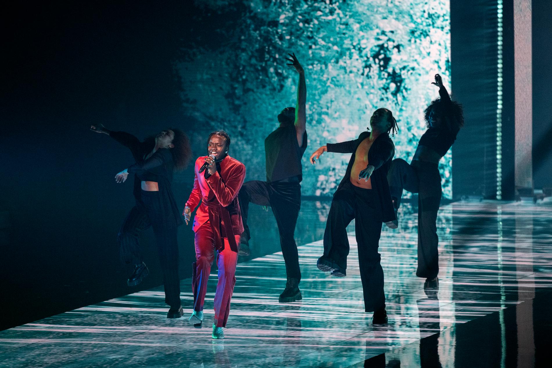 Tusse Chiza på scenen under Melodifestivalens repetitioner inför finalen
