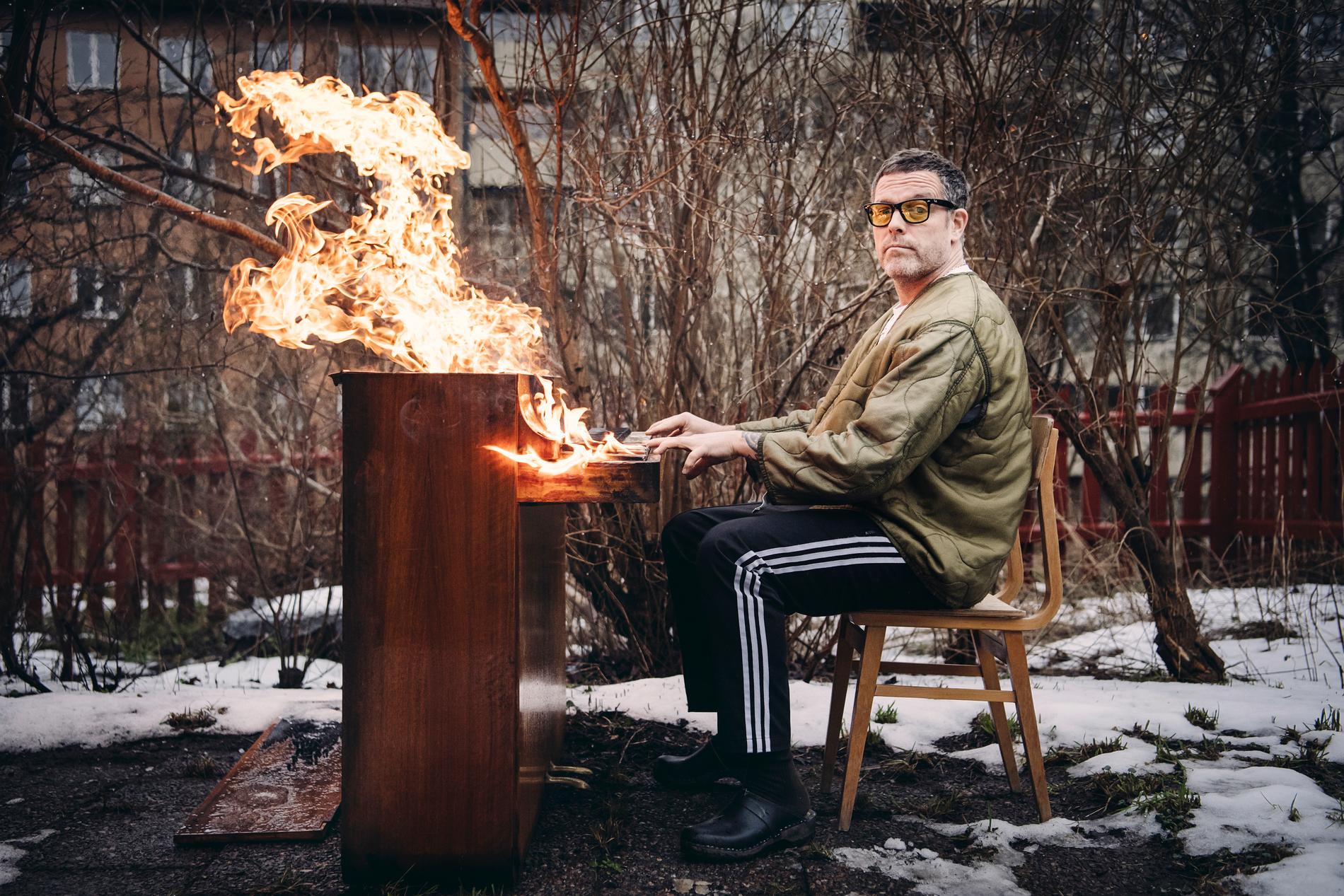 Jocke Åhlund föreslår under intervjun att tända eld på ett piano som står på bakgården. Den har tidigare använts under inspelningen till en musikvideo.