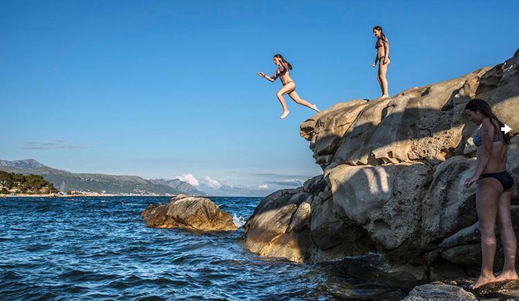  Antonia och Tonia från Split hoppar från klippan på Bacvice-stranden, strax utanför Split centrum.