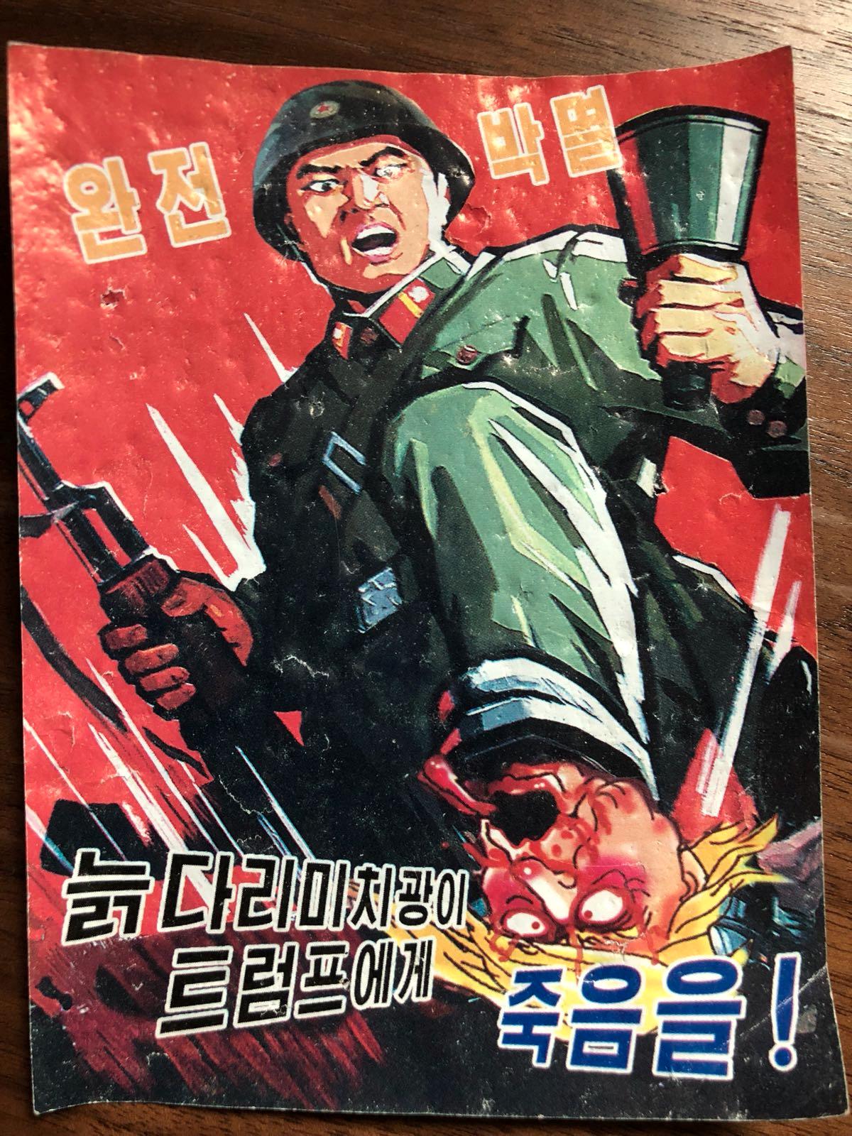 En till nordkoreansk propagandaaffisch. I texten på koreanska står det: ”Död åt en gammal galen gubbe Trump!”.