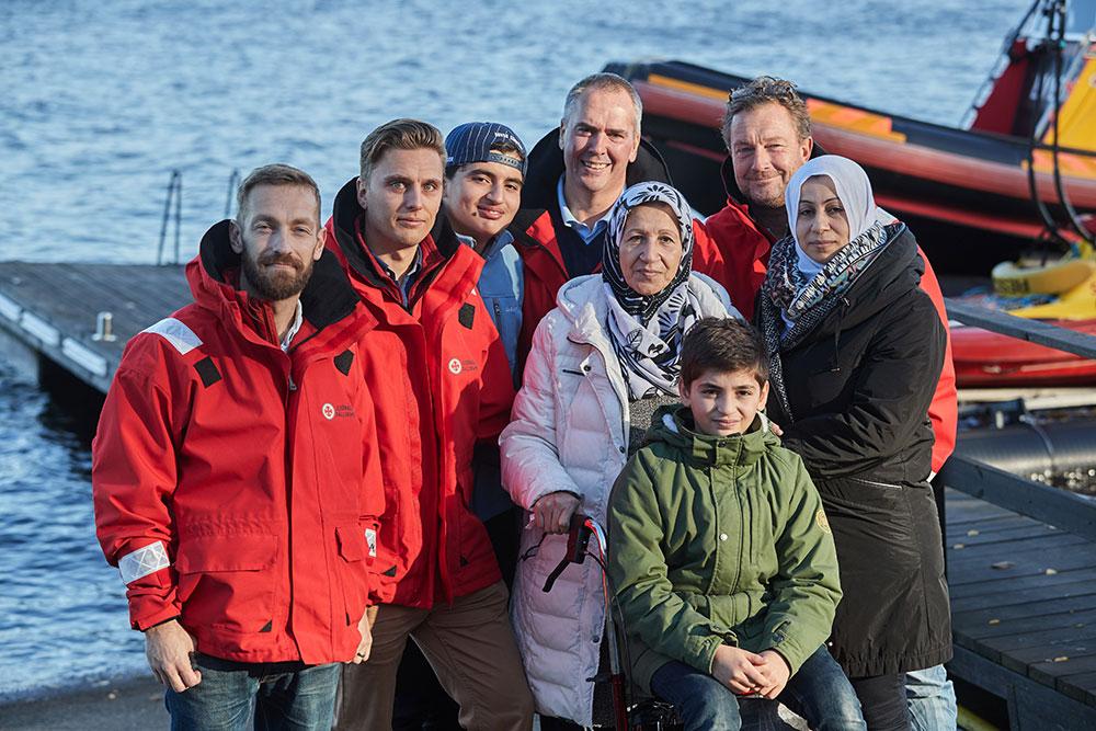 Sjöräddarna Jens Samuelsson, Jonas Malmryd, Nils Ingull och Per Skoglund fick träffa familjen de räddade vid Dödens kust utanför Grekland. Det är ett år sedan de bärgade familjen som var strandlista på klippor.