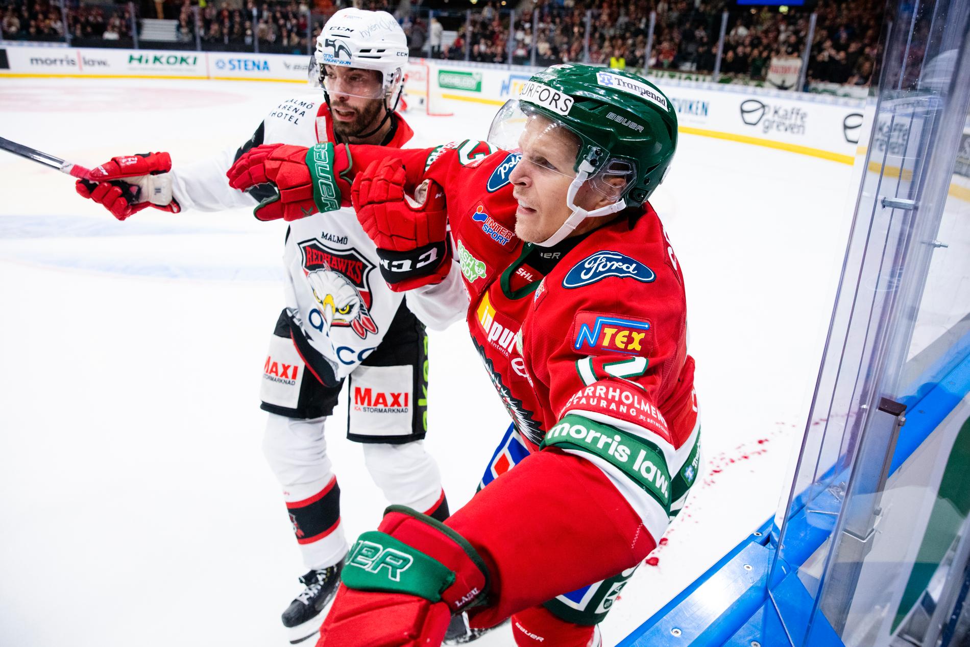 Oliver Lauridsen helped Friberg off the ice.
