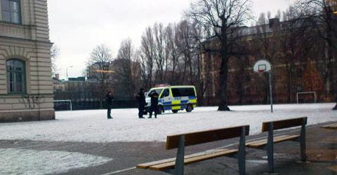 En polispatrull på St Eskils gymnasium i Eskilstuna efter att hot framförts på internet.