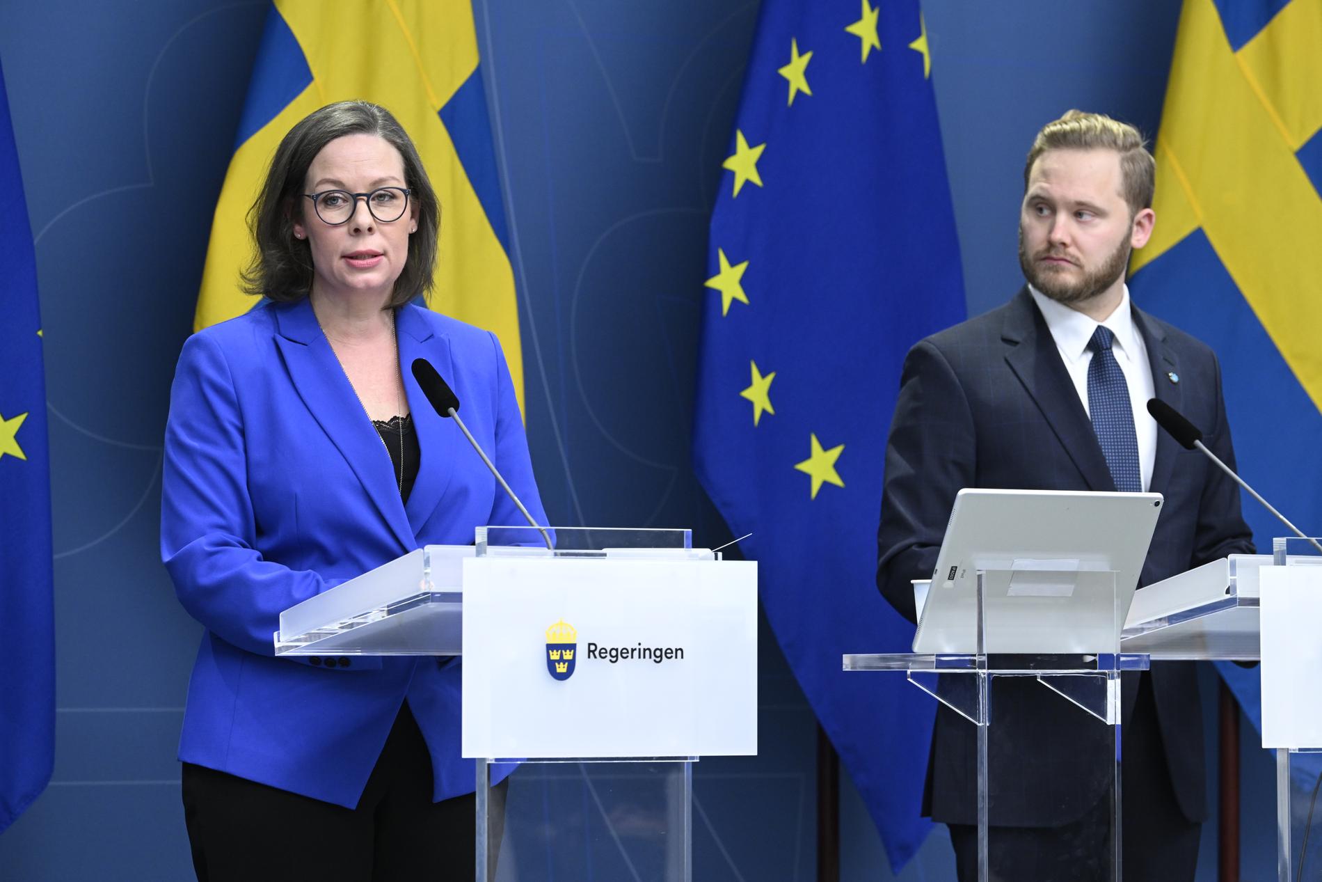 Maria Malmer Stenergard, migrationsminister (M), och Henrik Vinge, Sverigedemokraternas gruppledare.