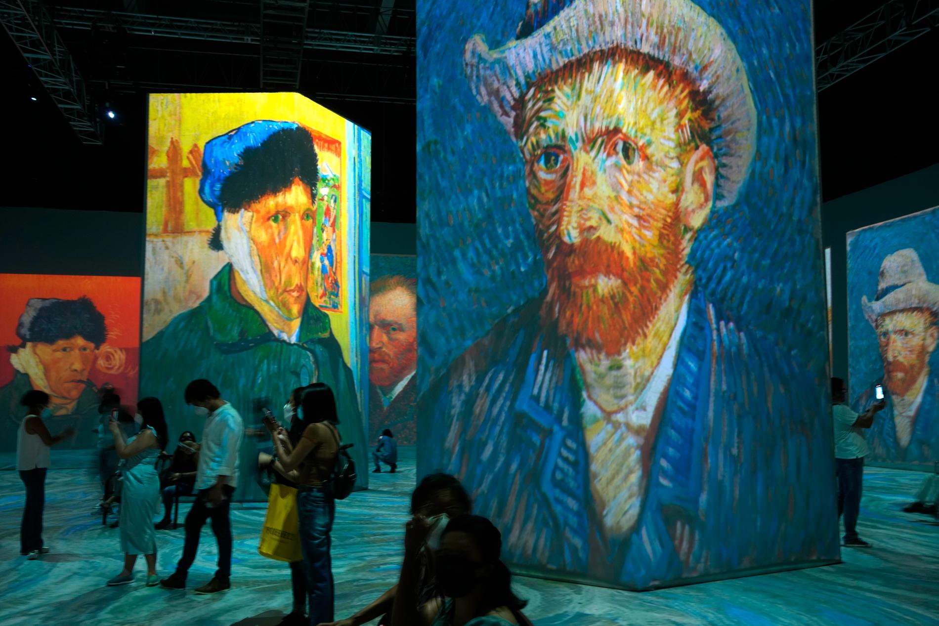 Besökare tittar på en Vincent Van Gogh-utställning i Lima i Peru i mars i år. Det dolda självporträttet har hittats på Skottlands konstmuseum National Galleries of Scotland.