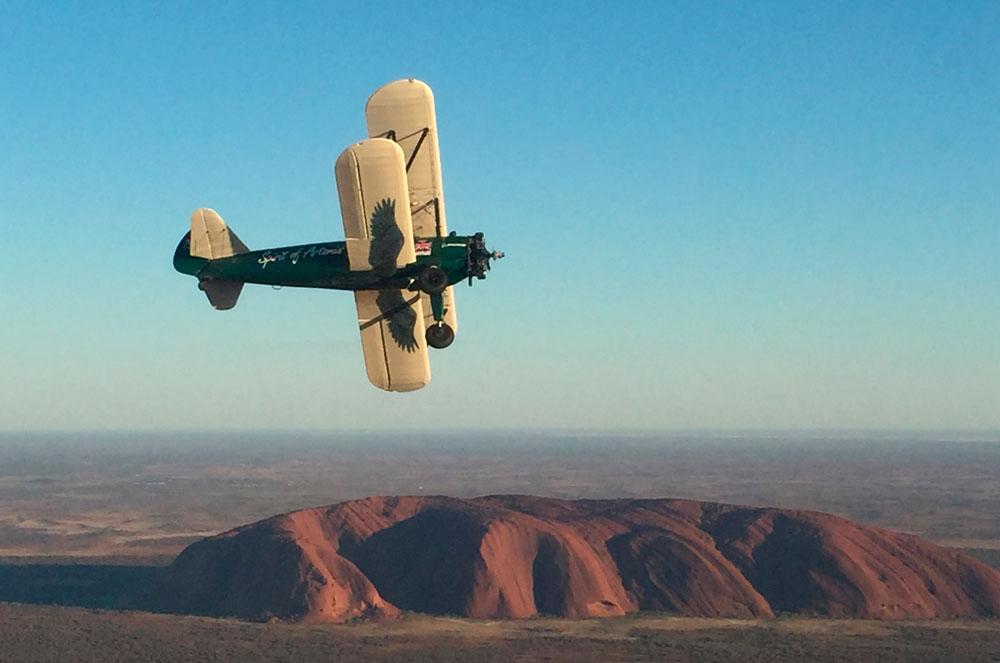 Innan hon landade tog hon en sväng över Uluru, även känt som Ayers rock.