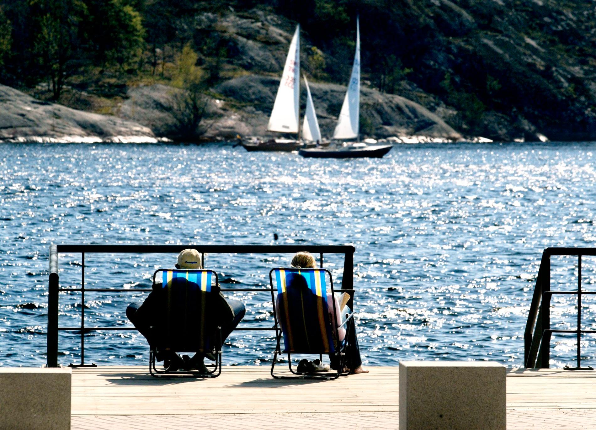 Par njuter av värmen på Lilla Essingen i Stockholm. Obs: arkivbild från våren 2004.
