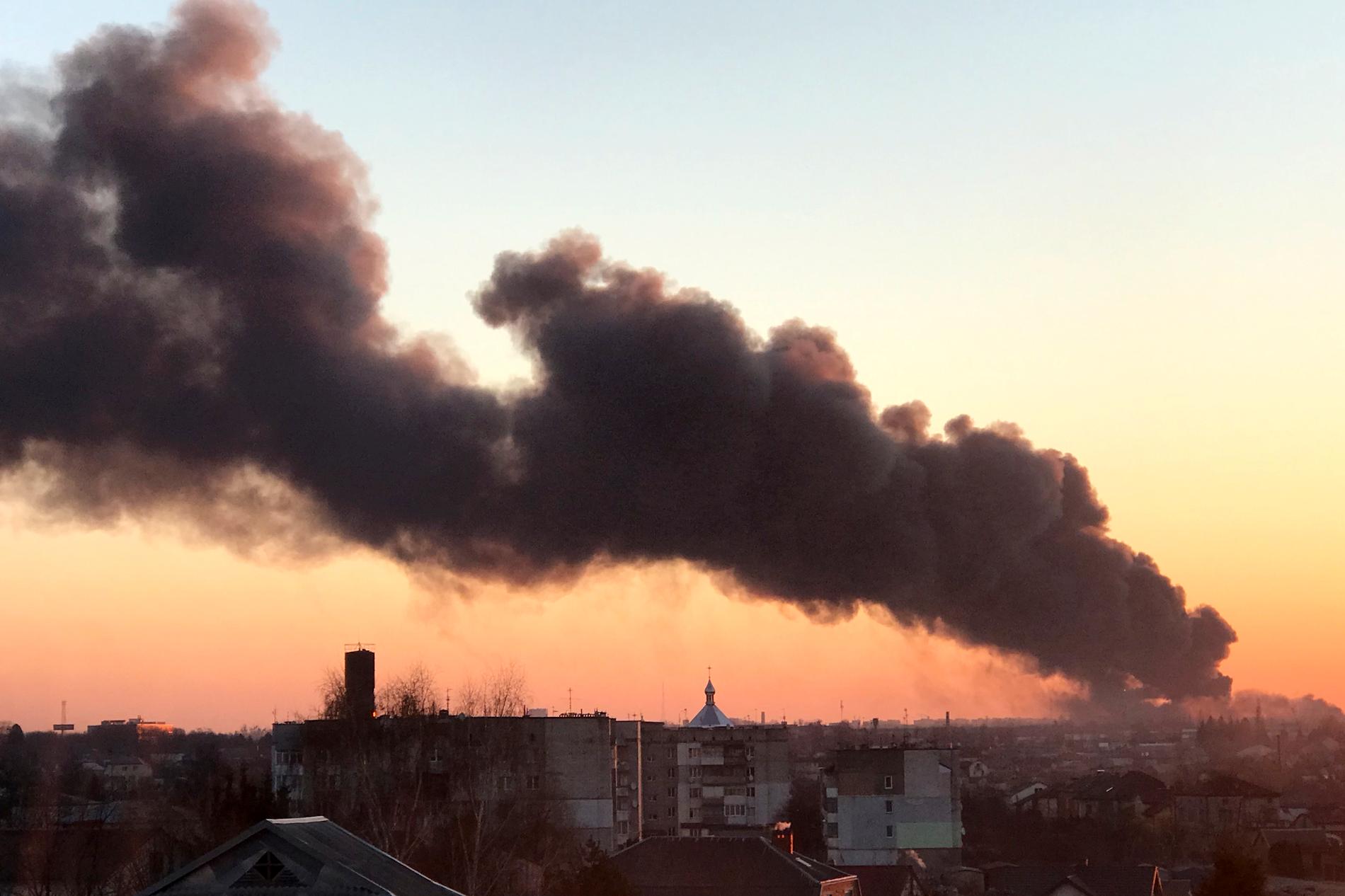 Rök över Lviv under morgonen. Flera explosioner har hörts i staden.