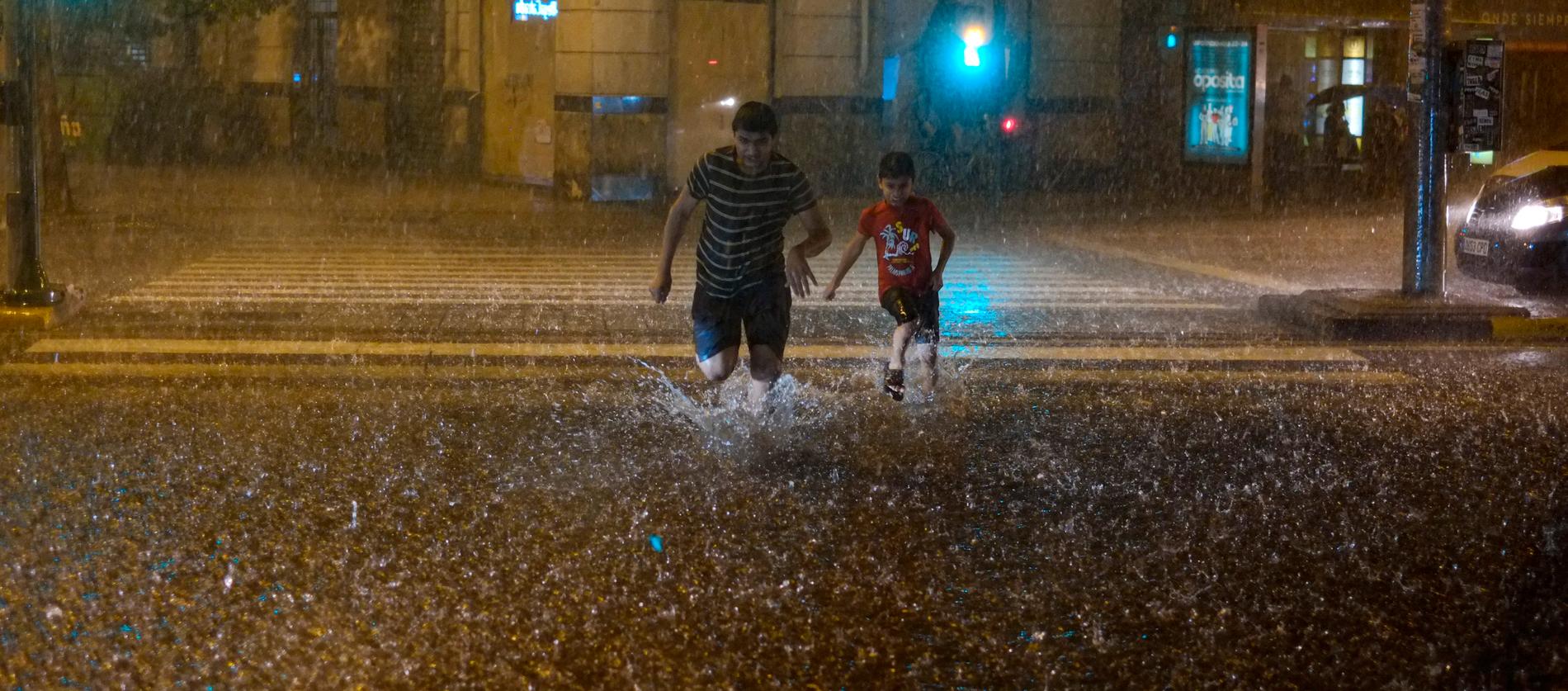 Madrid hukar under regnet. 