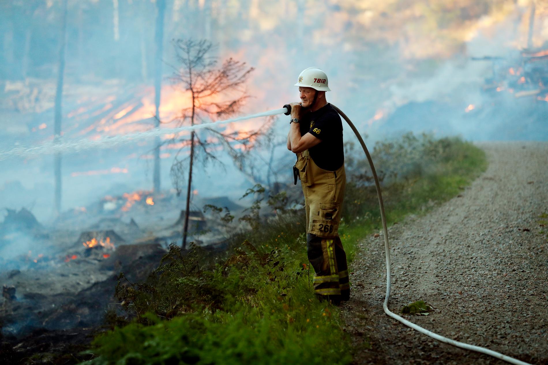 Brandman bekämpar skogsbrand utanför Åtvidaberg.