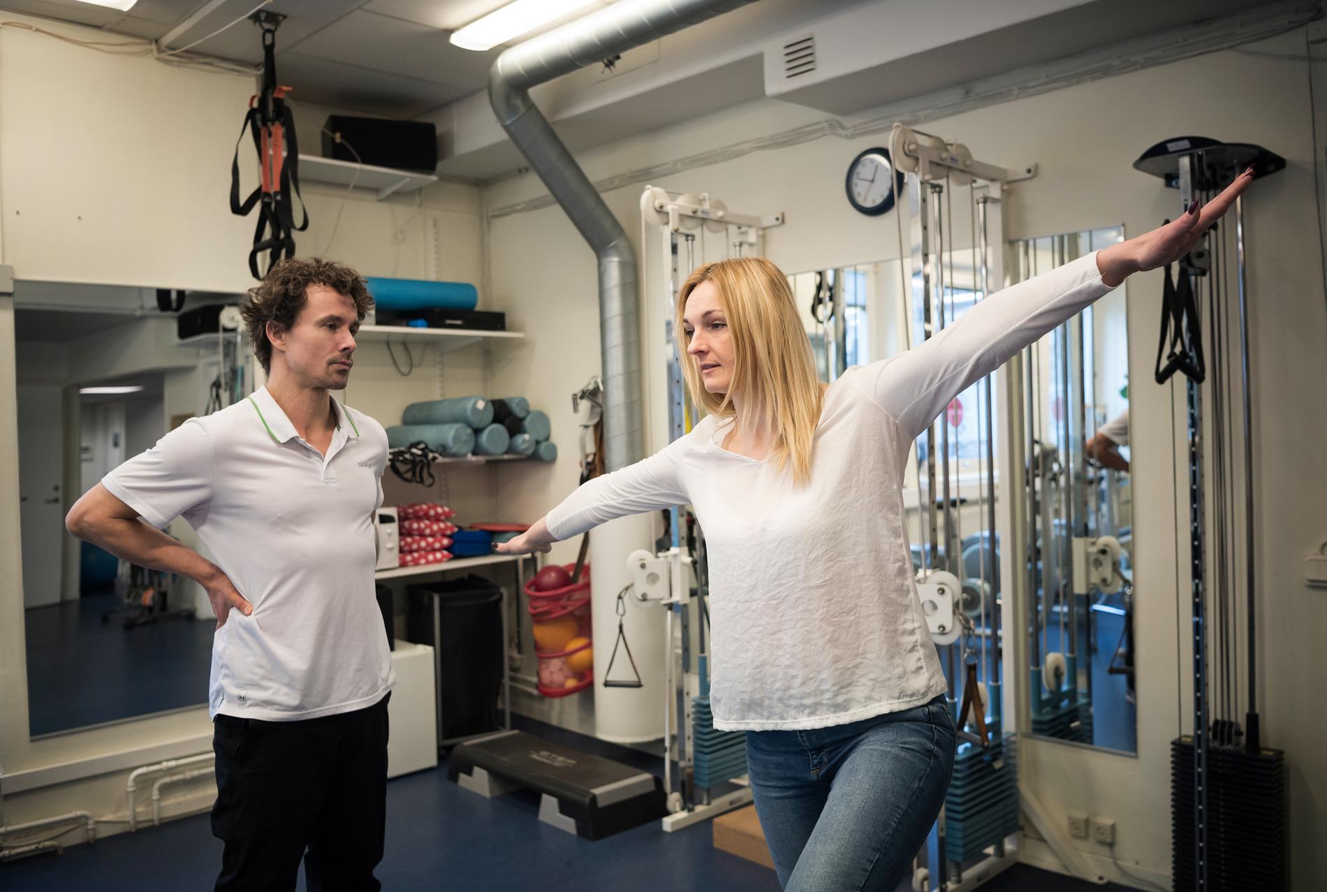 Fotografen Anna Tärnhuvud följer med Iryna till sjukgymnasten. 