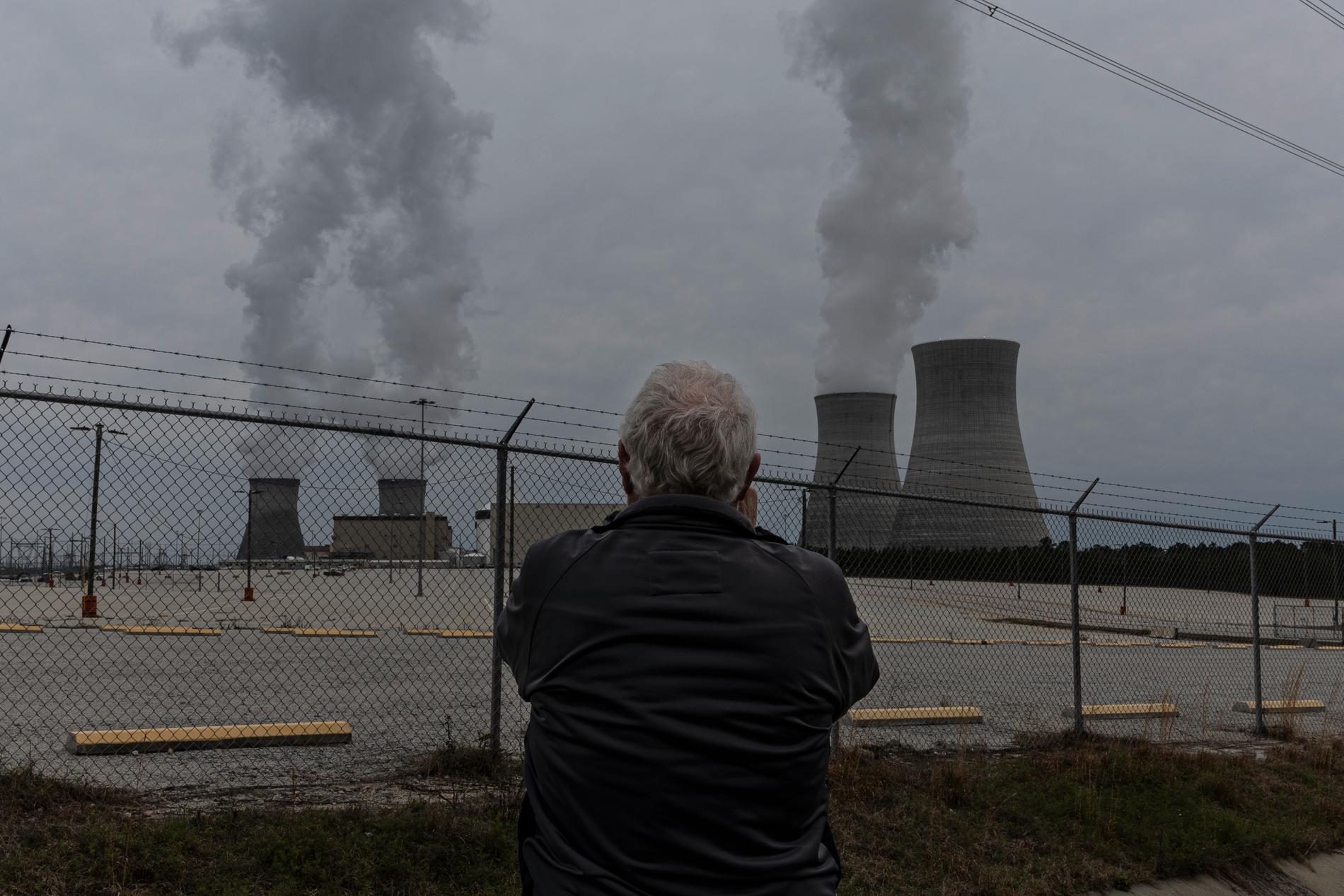 Tom Clements ser ut över kärnkraft­verket Vogtle. 