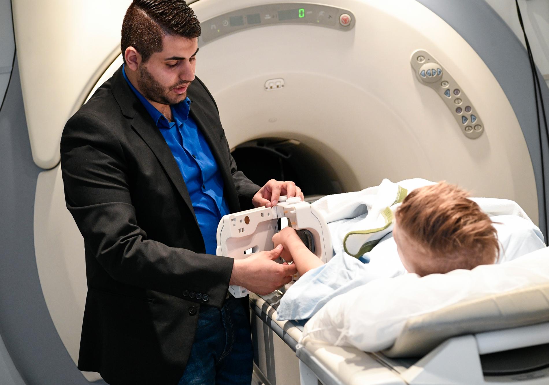 En röntgensjuksköterska använder magnetkamera för att försöka avgöra patientens ålder.