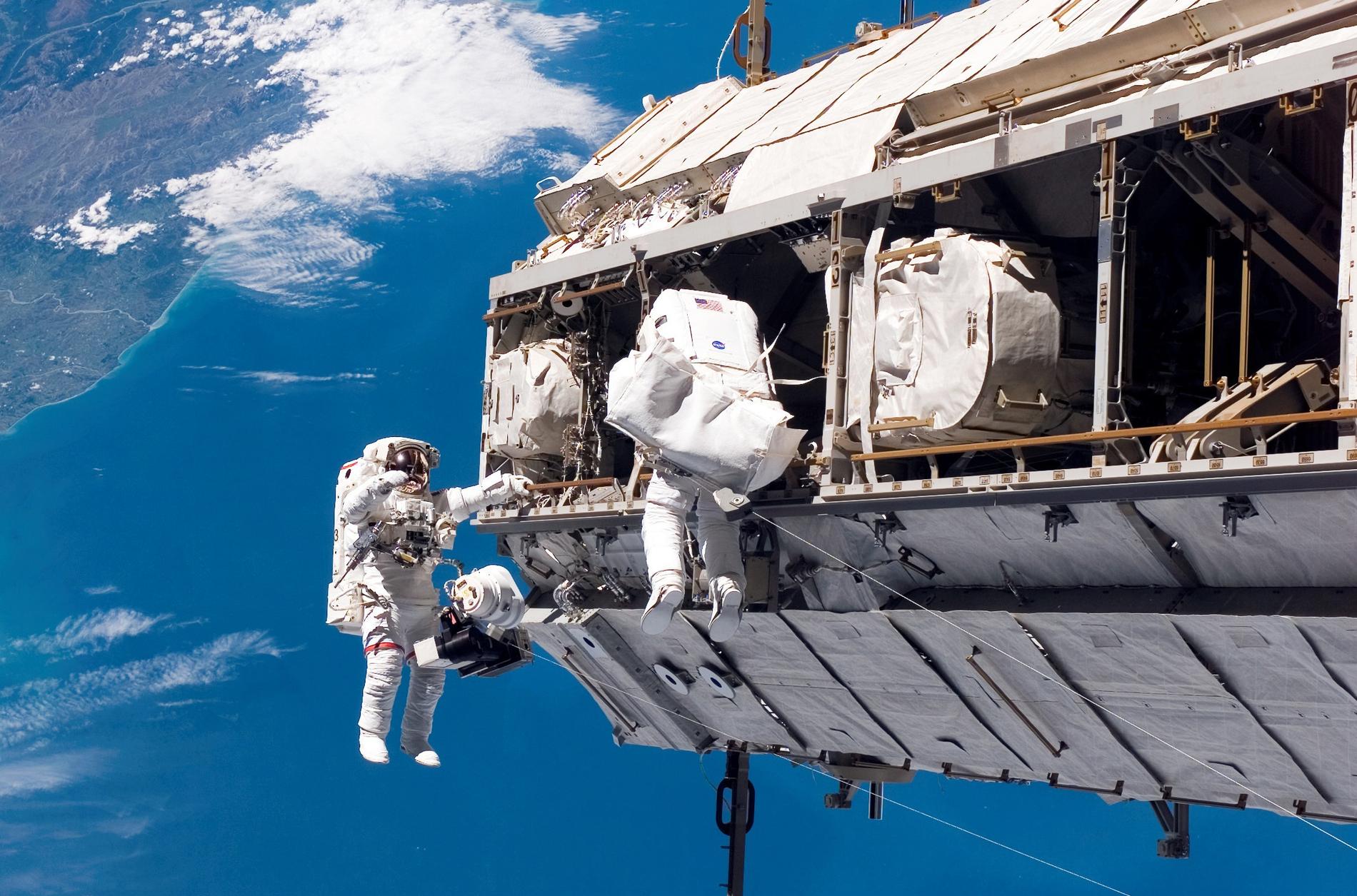 Dagens dräkter är utformade för att kunna hålla en människa vid liv i rymden i åtta timmar. I skuggan kan temperaturen sjunka till minus 100 grader Celsius. Till vänster astronauten Robert L. Curbeam Jr. och till höger rymdfararen Christer Fuglesang i december 2006 vid rymdstationen ISS.