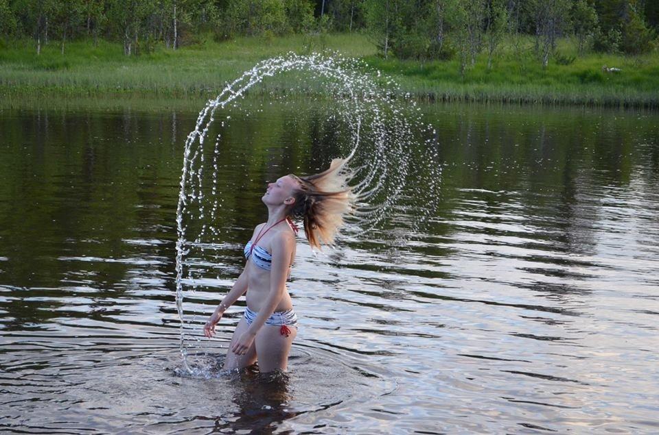 Sommarbild på Mathilda Bergsmo som badar i en fjällsjö i Jämtland.