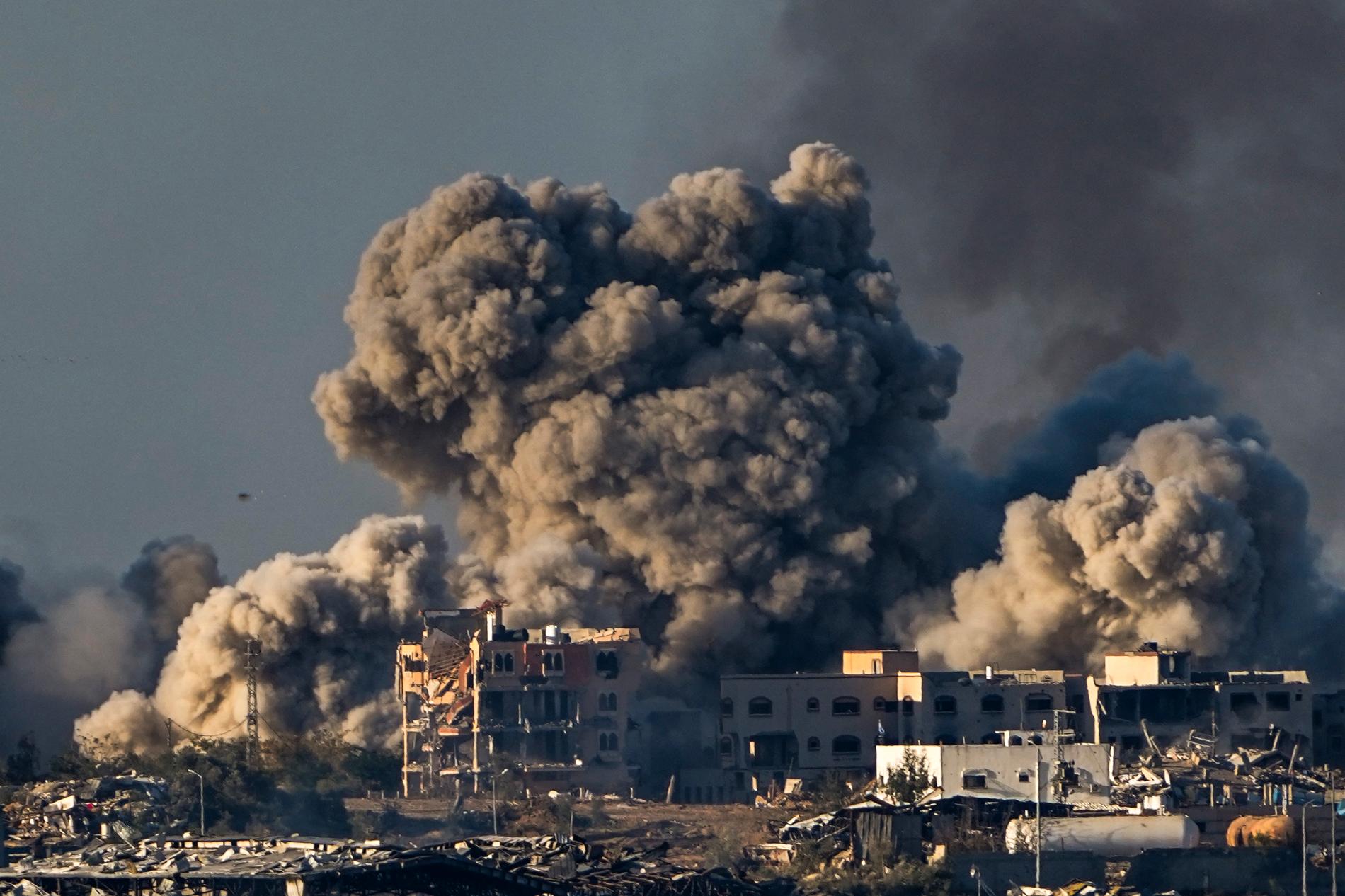 Rök stiger över Gazaremsan under lördagen den 16 december efter israeliska bombningar. 