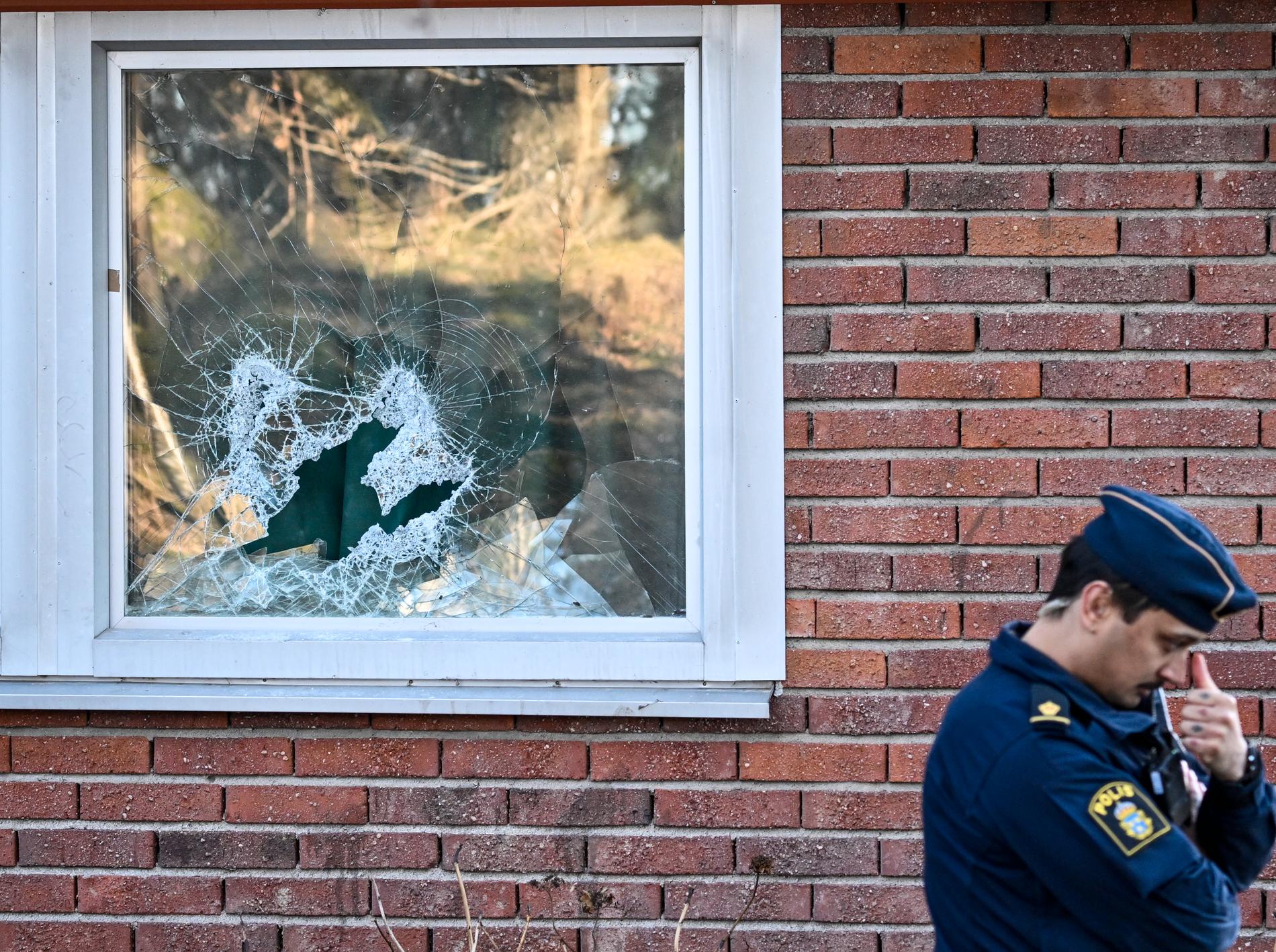 Brytmärken på dörrar och krossade fönster vittnar om polisens insats. Arkivbild.