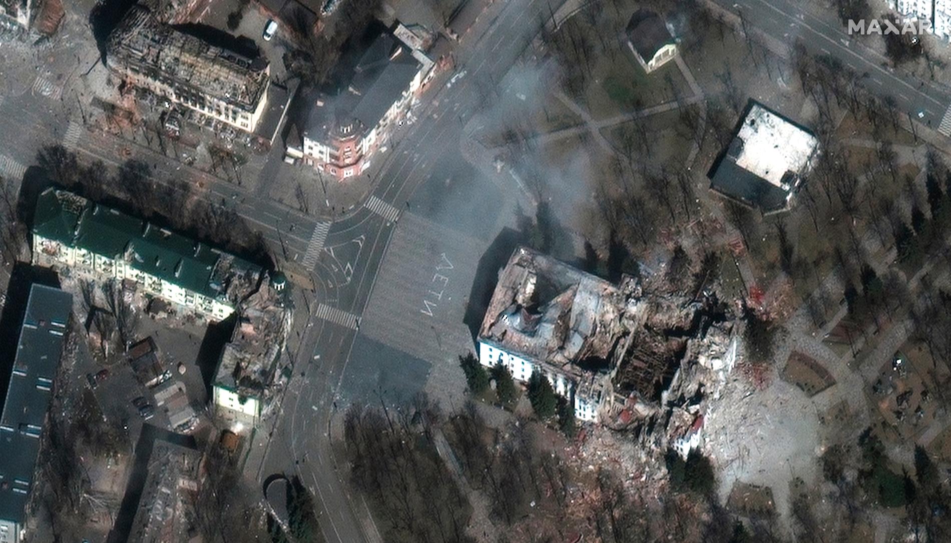 Nya bilder visar teatern i Mariupol som bombades där man räknar med att minst 300 människor dog.