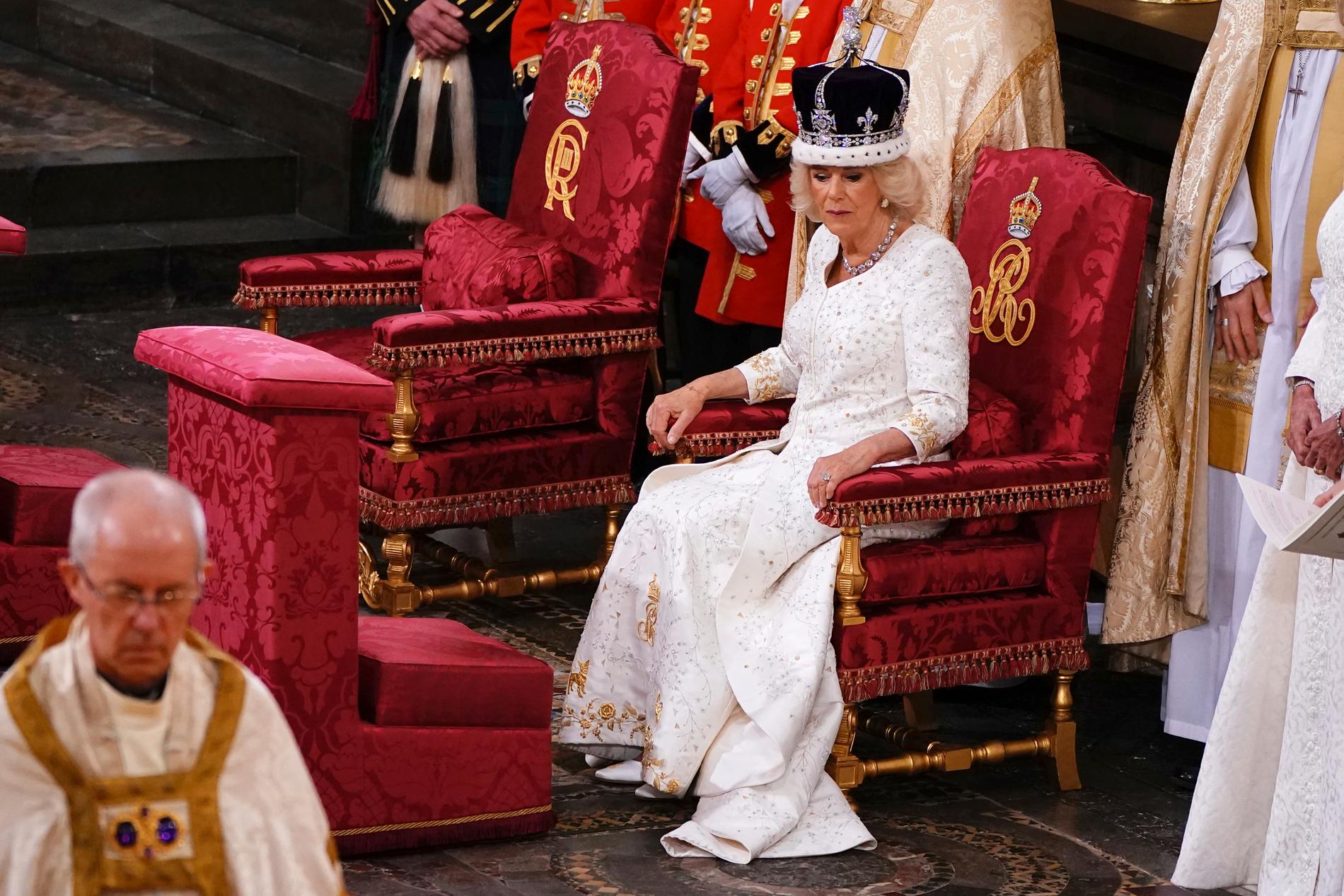 Drottning Camilla med Drottning Marys krona på huvudet under lördagens kröningsceremoni.