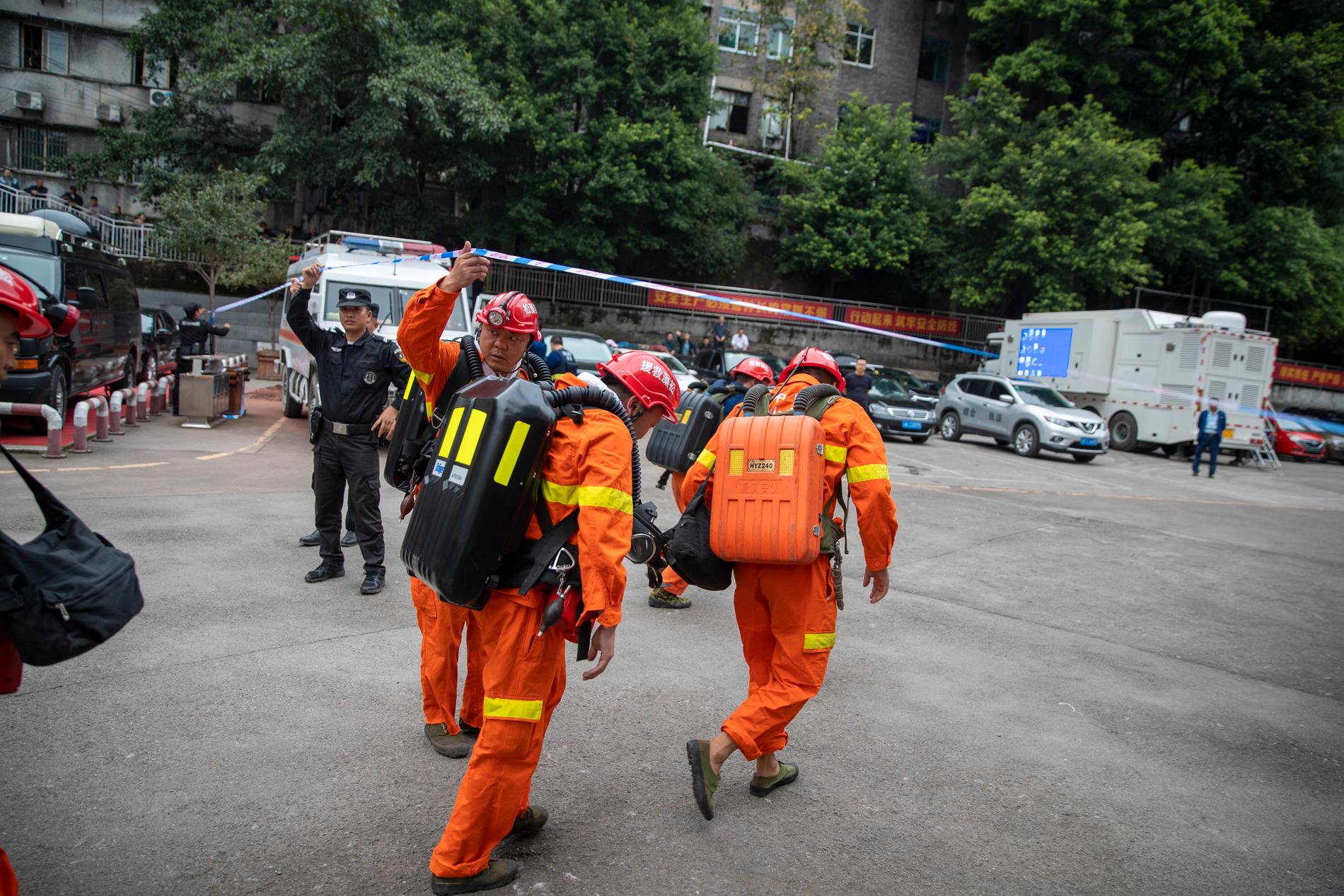 Räddningsarbetare i Chongqing vid en dödsolycka i en gruva i september.