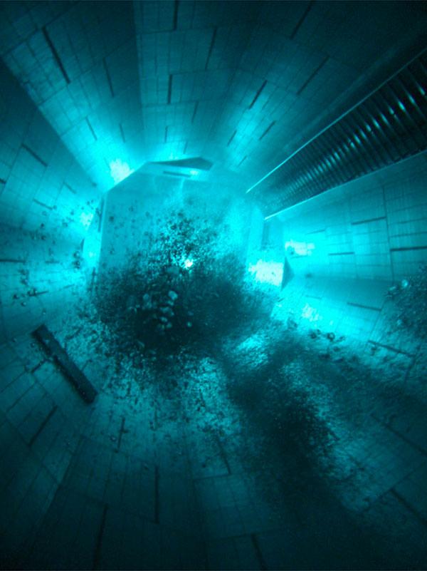 NEMO 33, BRYSSEL, BELGIEN Gå till botten i världens djupaste pool. Nemo 33 är 35 meter djup och bassängen används mest för dykkurser. Här finns också en thai-restaurang under jord som har fönster mot poolen, så du kan studera dykarna till maten.