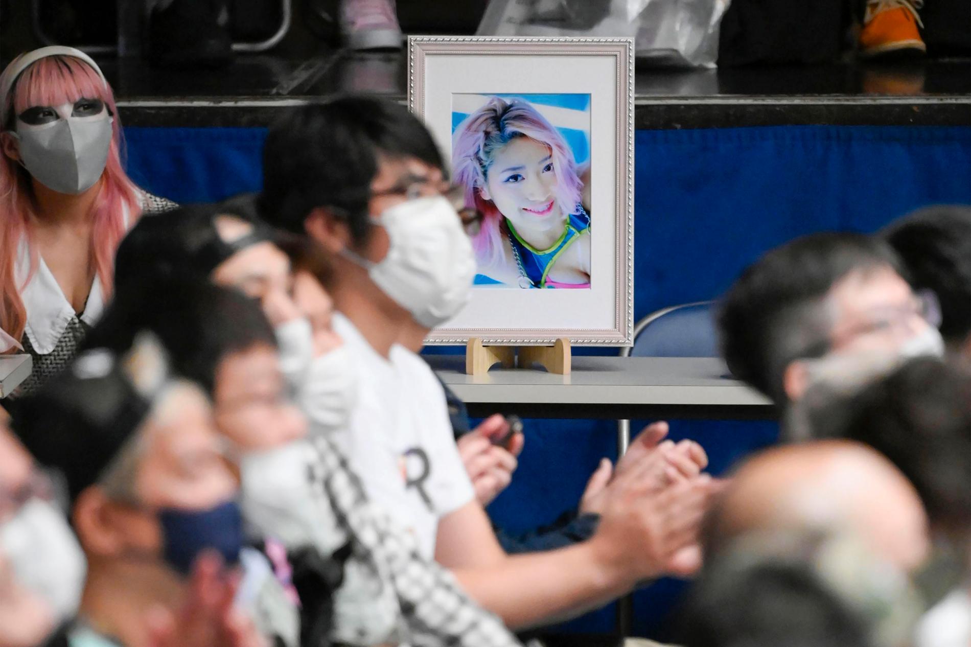 En bild på den numera avlidna proffsbrottaren Hana Kimura, vid en minnesmatch i hennes ära i Tokyo i maj i år. Arkivbild.