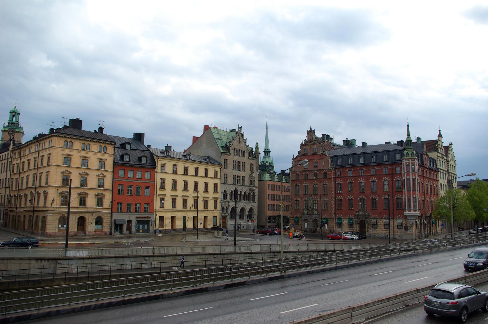 Dokusåpadeltagaren togs av polis utanför Stockholm.