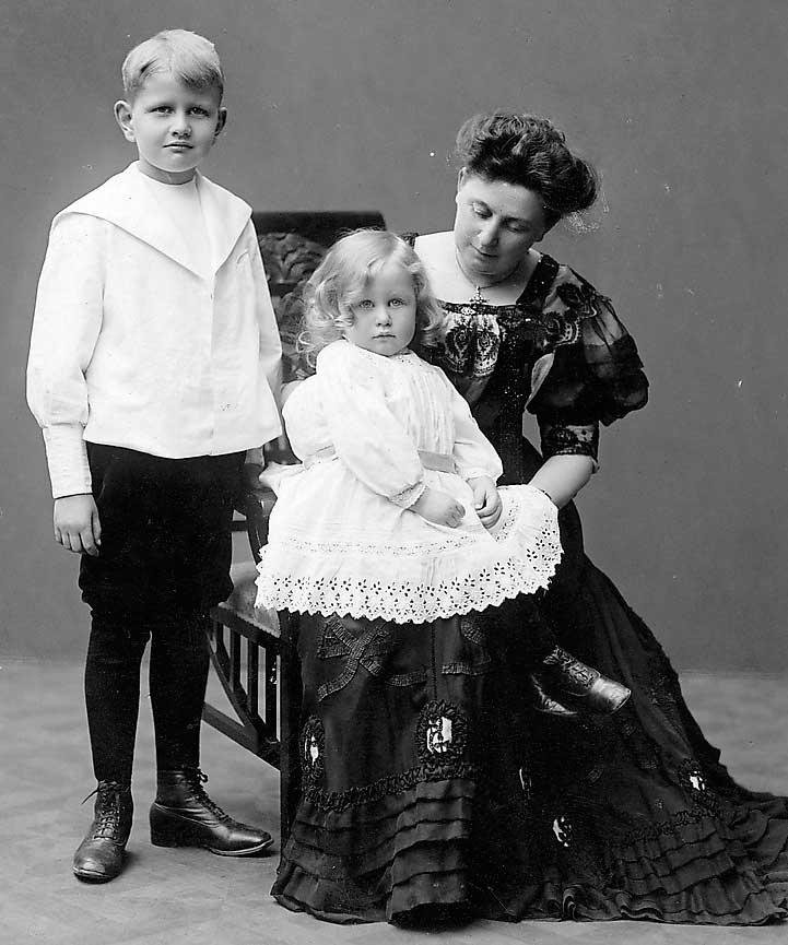 Mammas pojke Dag i knät med mor Agnes och storebror Sten 1908.