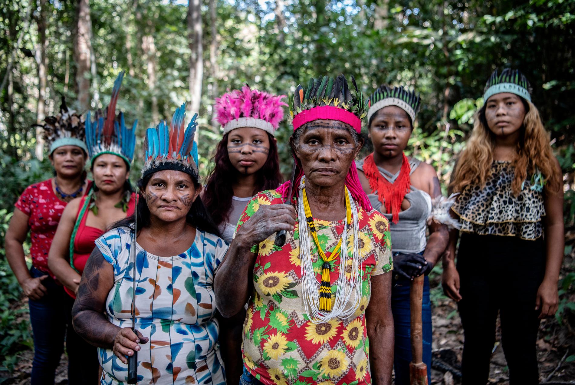 Ansvaret för att försvara skogen i Arariboia-reservatet i Amazonas har alltid vilat på guajajara-folkets män. Men med så många sjuka och döda fattade byarna ett unikt beslut. Att bilda en särskild kvinnostyrka.