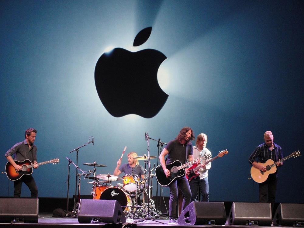Amerikanska rockbandet Foo Fighters uppträdde under Apple-eventet.