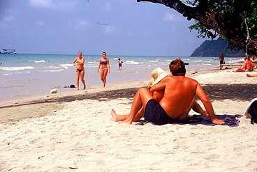 White Sand Beach, Hat Sai Khao, är bredast och populärast.