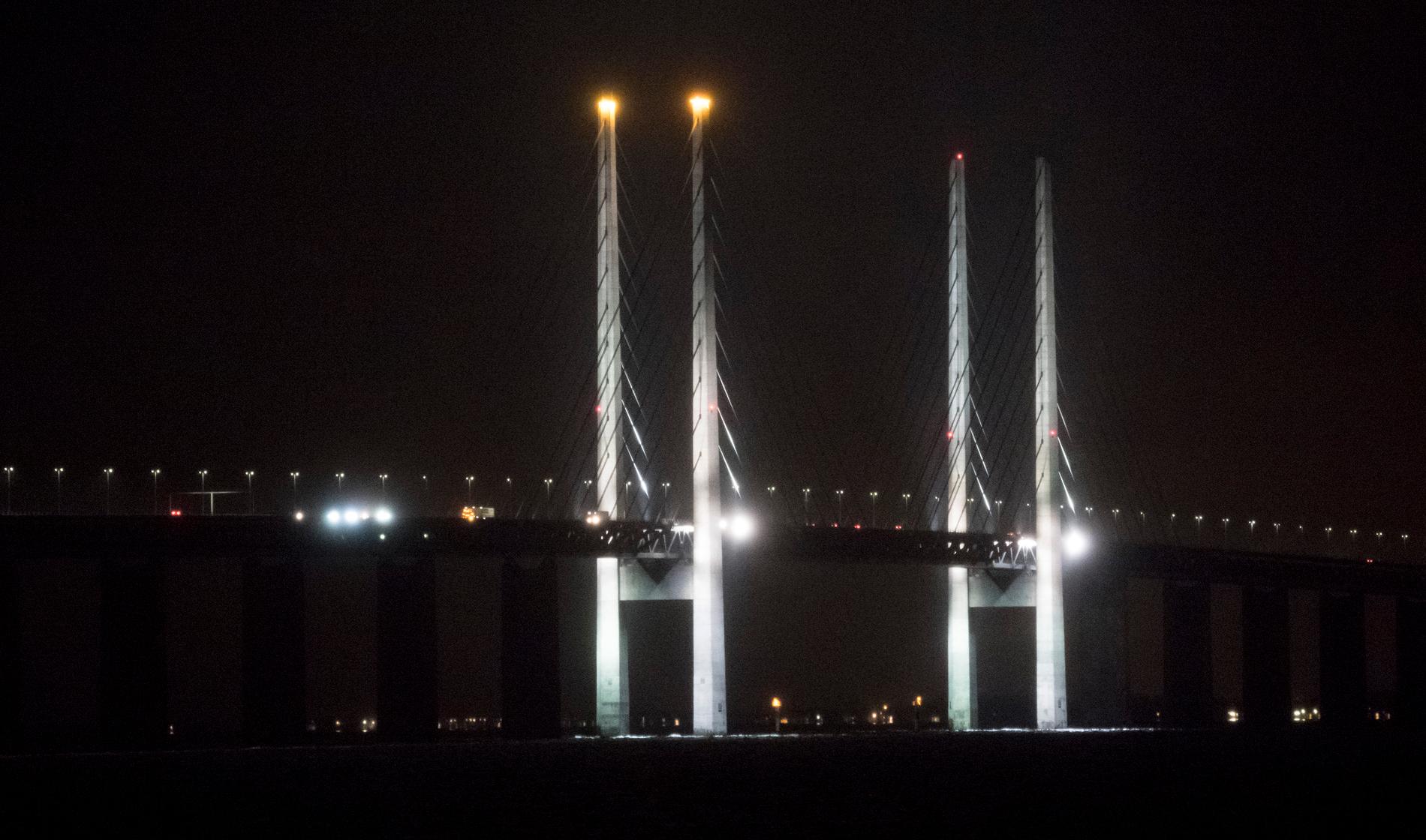 Två ljus tända på Öresundsbron julen 2017. 
