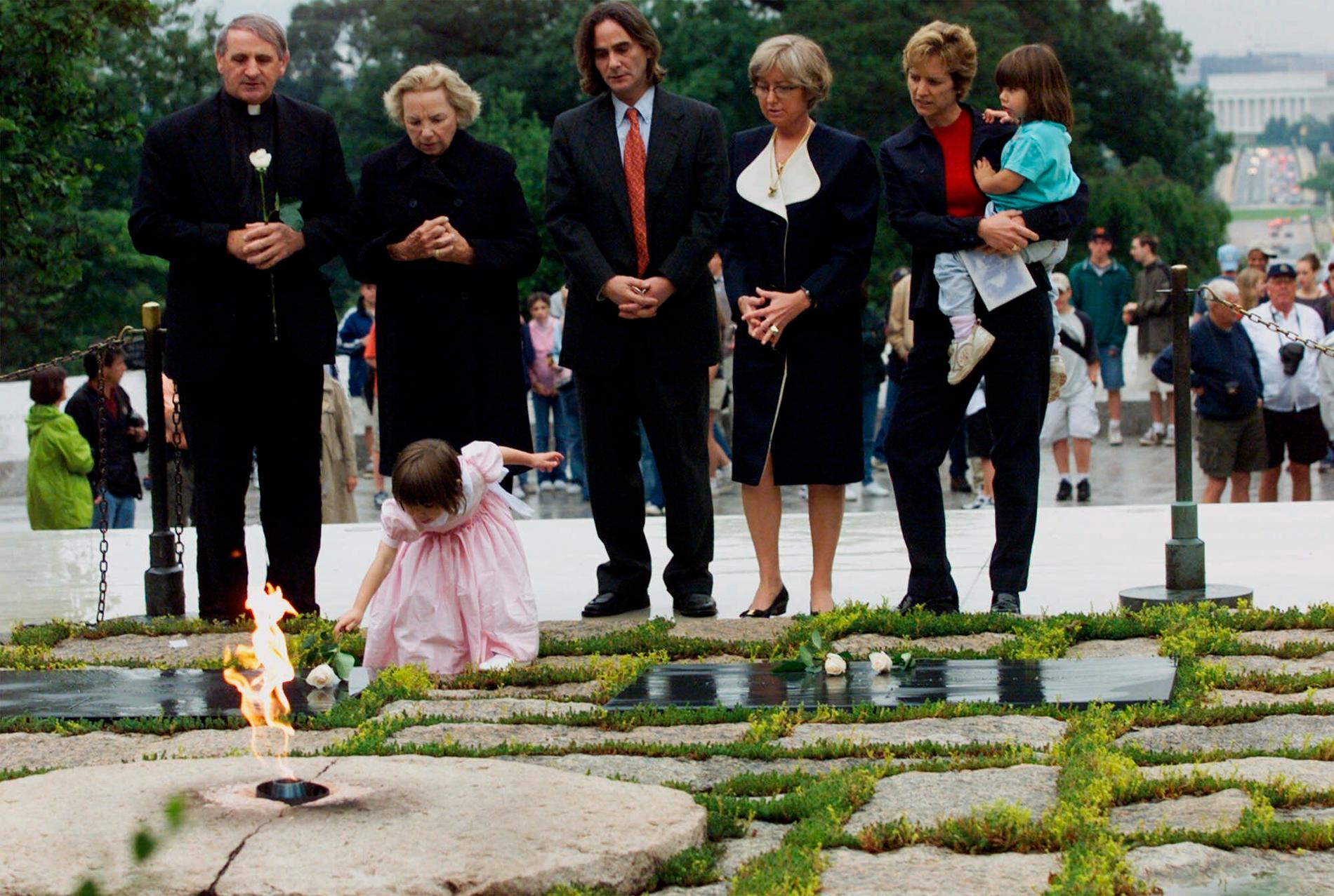 Arkivbild. Robert F. Kennedys barnbarn Saoirse Kennedy Hill placerar en vit ros vid den eviga elden vid John F. Kennedys grav i Arlington 6 juni 2000. 