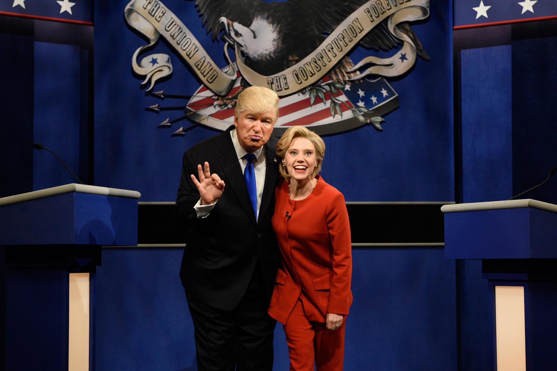 Alec Baldwin, i rollen som Donald Trump, tillsammans med Kate McKinnon som HIllar Clinton.
