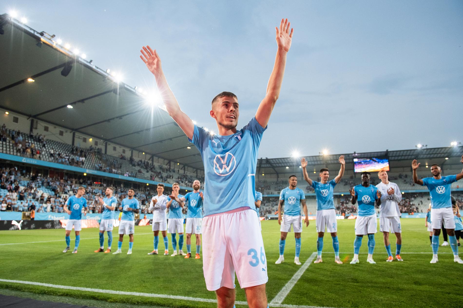 Patriot Sejdiu firar framför fansen efter Malmös derbyseger mot Helsingborg. 