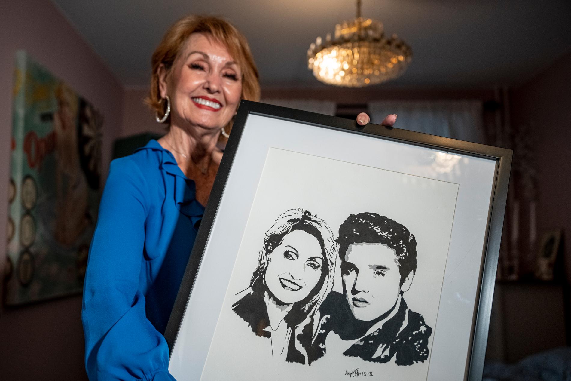 Efter en föreställning fick Donna en tavla föreställande henne och Elvis som konstnären Angela Fors målat.