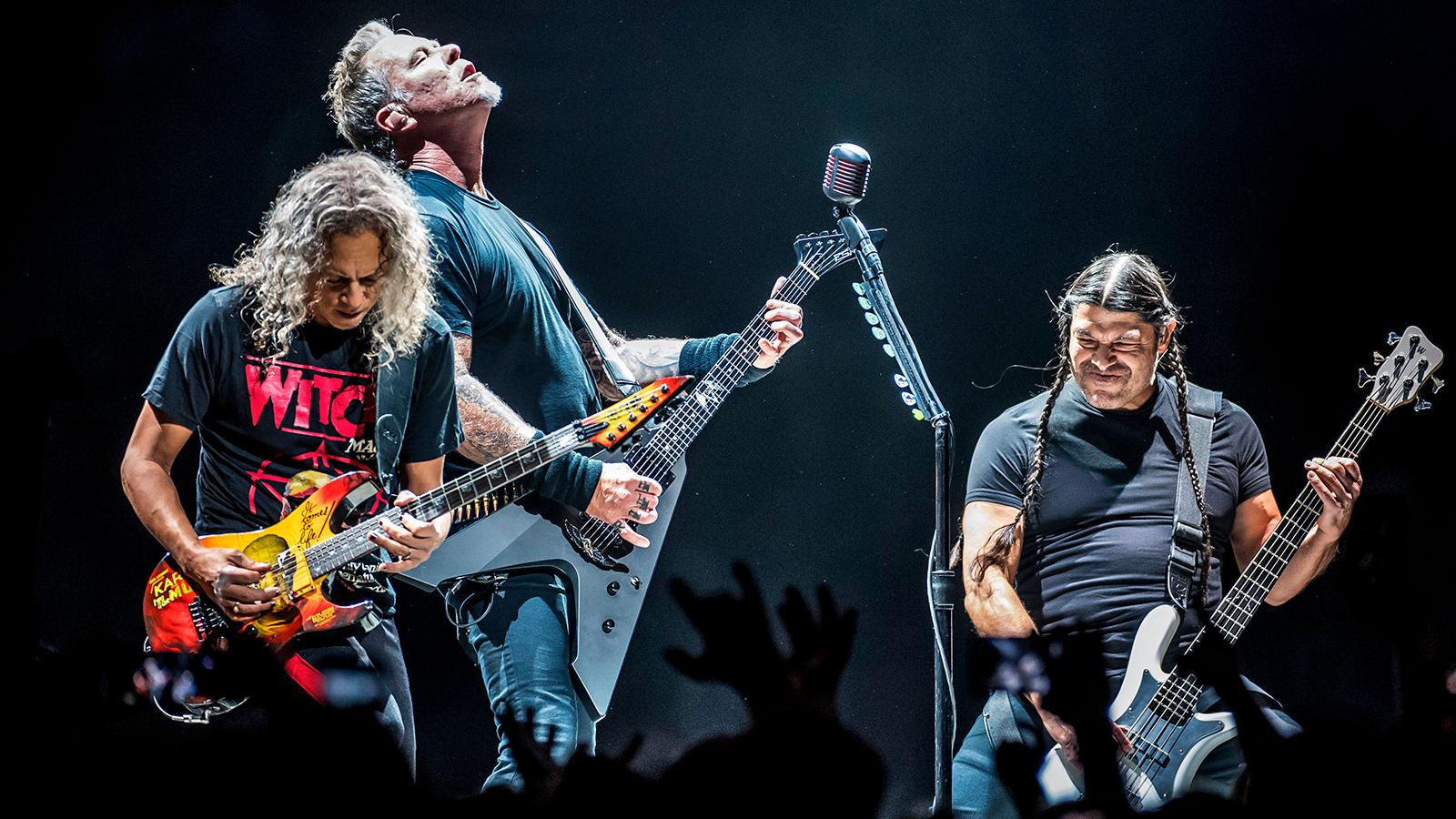 Kirk Hammett, James Hetfield och Robert Trujillo i Metallica.