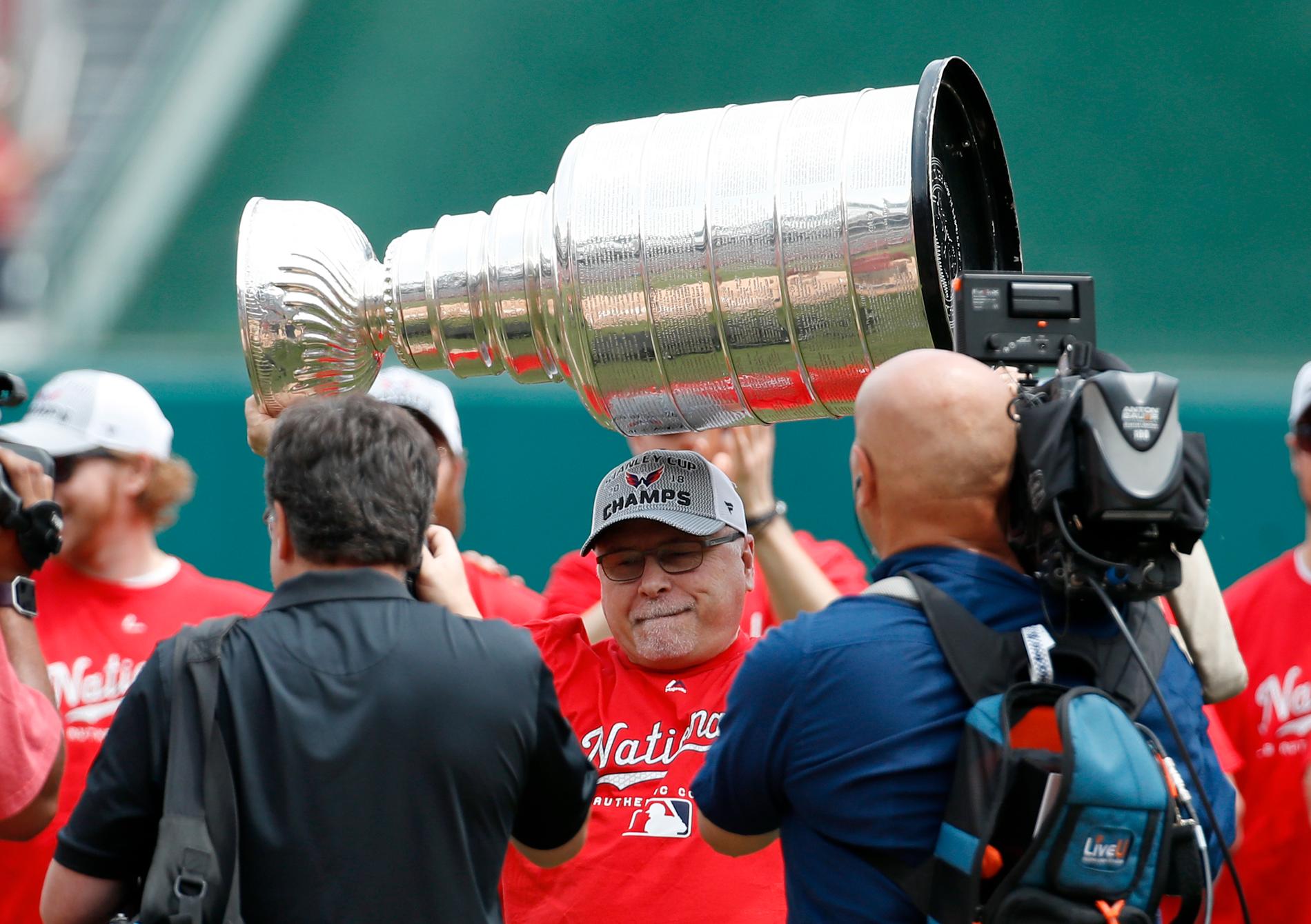 Barry Trotz med Stanley Cup-bucklan 2018.