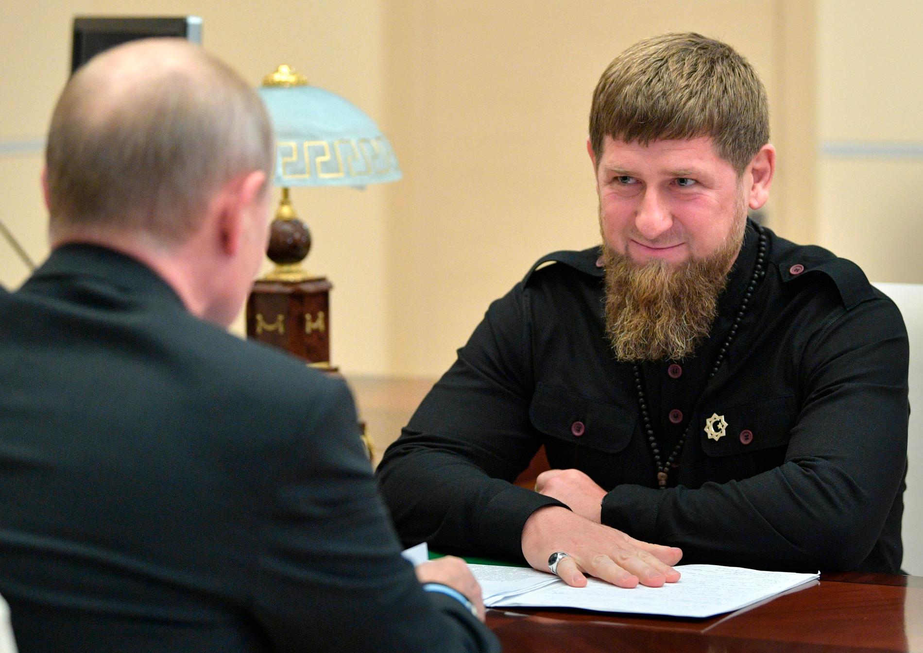 Tjetjeniens ledare Ramzam Kadyrov (till höger) på besök hos Rysslands president Vladimir Putin. Arkivbild.