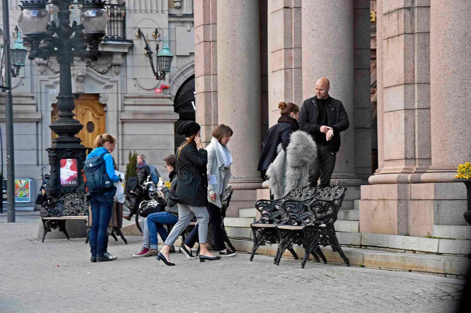 Jessica Biel utanför Kungliga operan i Stockholm.