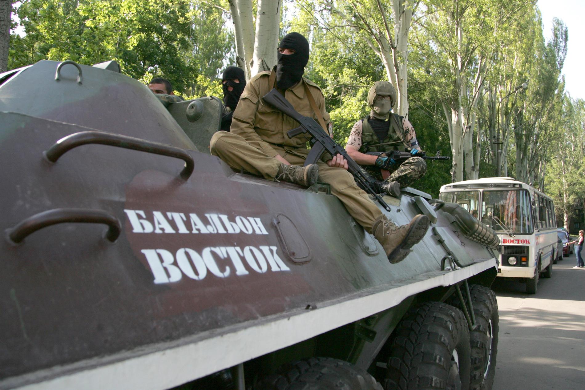 Soldater ur Vostok-bataljonen patrullerar gatorna i Donetsk, Ukraina.
